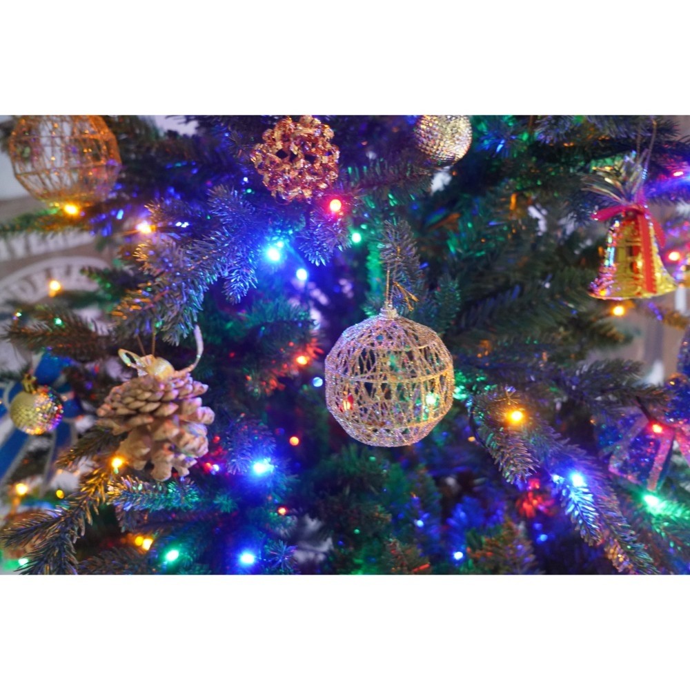 Set brad artificial de Craciun si elemente decorative, Becuri led incluse in ramuri, pentru interior/exterior, inaltime 180 cm, diametru 128 cm, 1246 ramuri, Kadeny, verde, suport metalic inclus