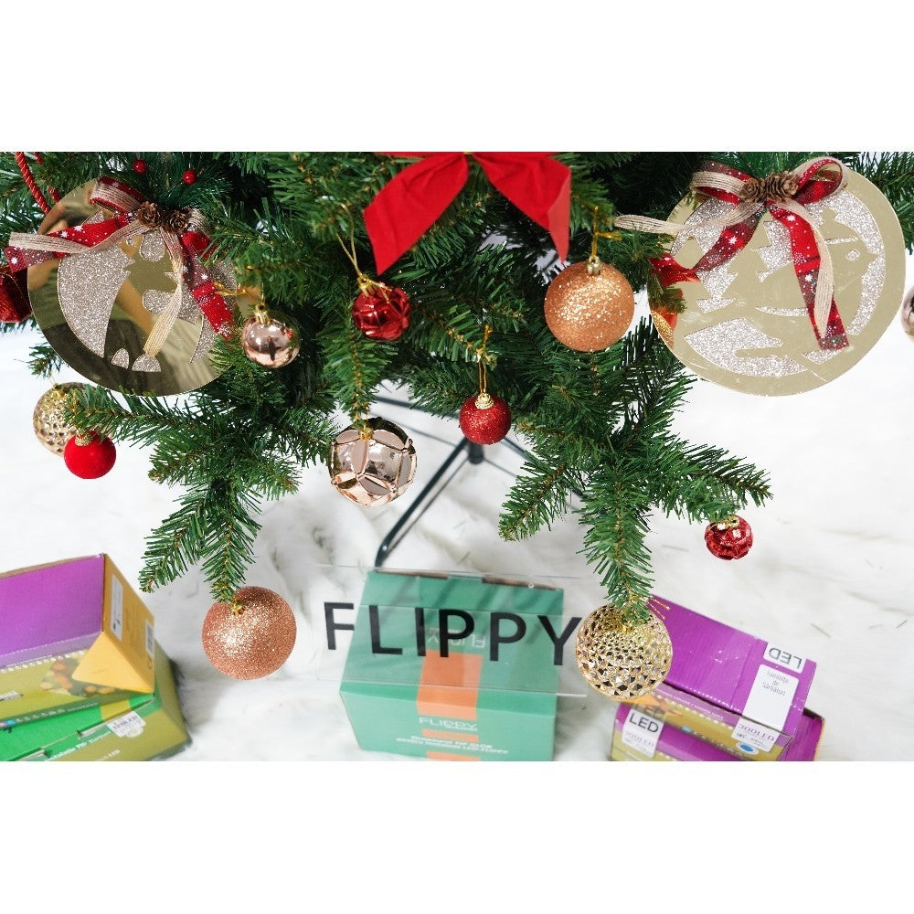 Set brad artificial de Craciun si elemente decorative, clasic, pentru interior/exterior, inaltime 210 cm, diametru 125 cm, 957 ramuri, Kadeny, verde, suport metalic inclus