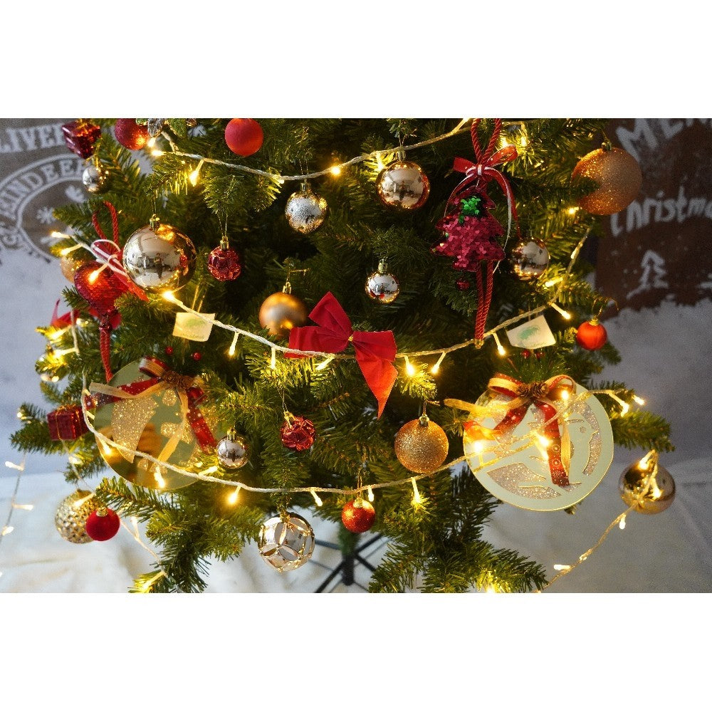 Set brad artificial de Craciun si elemente decorative, clasic, pentru interior/exterior, inaltime 210 cm, diametru 125 cm, 957 ramuri, Kadeny, verde, suport metalic inclus