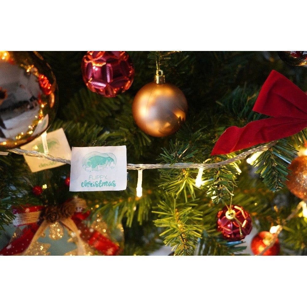 Set brad artificial de Craciun si elemente decorative, clasic, pentru interior/exterior, inaltime 210 cm, diametru 125 cm, 957 ramuri, Kadeny, verde, suport metalic inclus