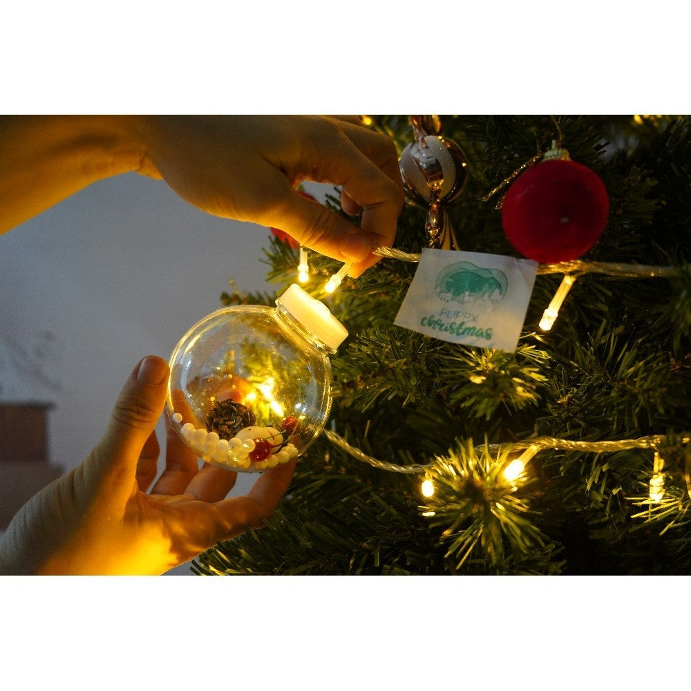 Set brad artificial de Craciun si elemente decorative, clasic, pentru interior/exterior, inaltime 210 cm, diametru 125 cm, 957 ramuri, Kadeny, verde, suport metalic inclus