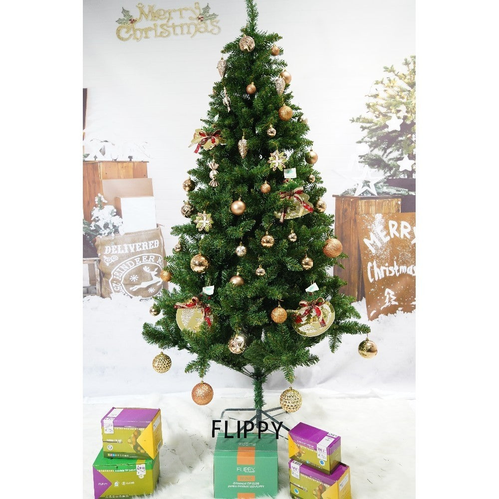 Set brad artificial de Craciun si elemente decorative, clasic, pentru interior/exterior, inaltime 210 cm, diametru 125 cm, 957 ramuri, Kadeny, verde, suport metalic inclus