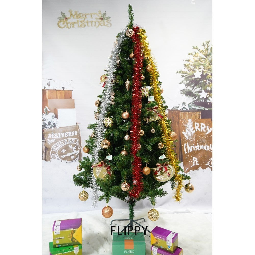 Set brad artificial de Craciun si elemente decorative, clasic, pentru interior/exterior, inaltime 210 cm, diametru 125 cm, 957 ramuri, Kadeny, verde, suport metalic inclus