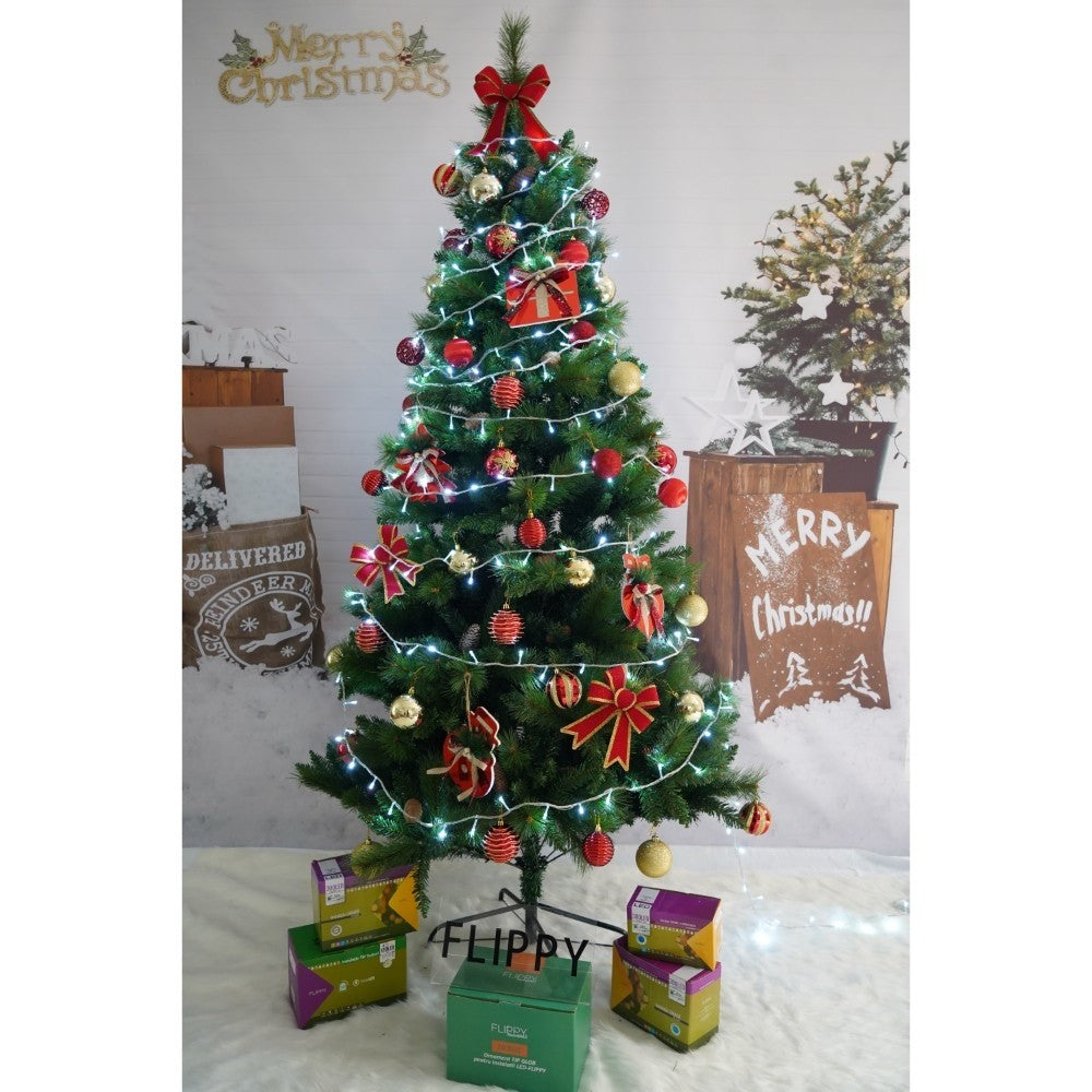 Set brad artificial de Craciun si elemente decorative, Decorat cu conuri de pin, pentru interior/exterior, inaltime 210 cm, diametru 114 cm, 1057 ramuri, Kadeny, verde, suport metalic inclus