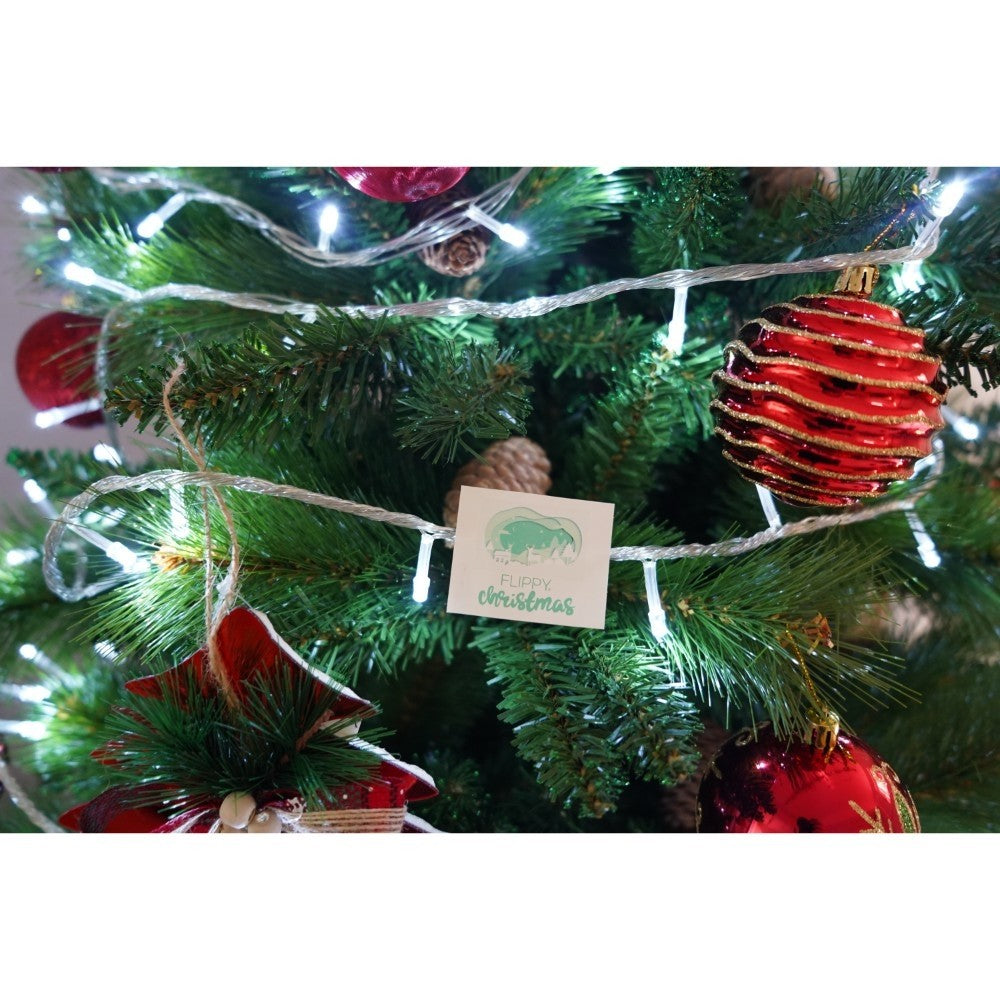 Set brad artificial de Craciun si elemente decorative, Decorat cu conuri de pin, pentru interior/exterior, inaltime 210 cm, diametru 114 cm, 1057 ramuri, Kadeny, verde, suport metalic inclus