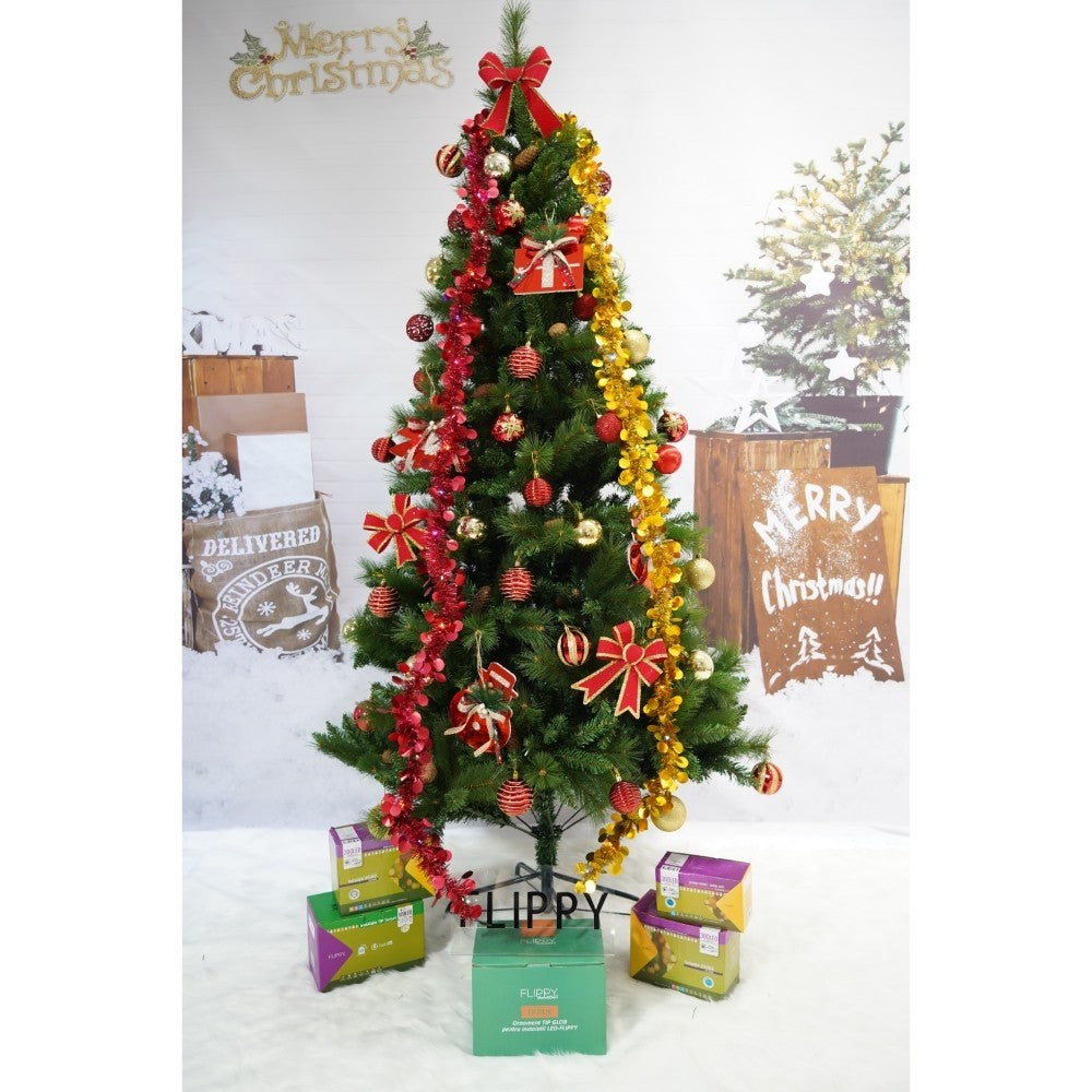 Set brad artificial de Craciun si elemente decorative, Decorat cu conuri de pin, pentru interior/exterior, inaltime 210 cm, diametru 114 cm, 1057 ramuri, Kadeny, verde, suport metalic inclus