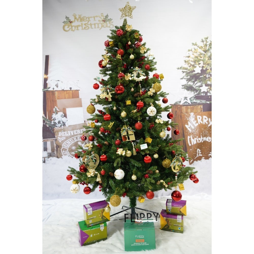 Set brad artificial de Craciun si elemente decorative, decorat cu conuri pin rosii, inaltime 210 cm, diametru 137 cm, 1172 ramuri, Kadeny, verde, suport metalic inclus