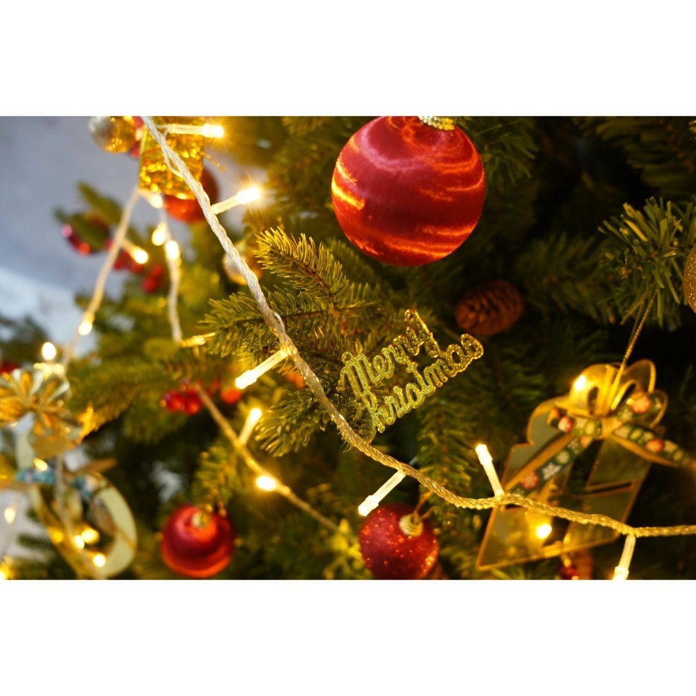 Set brad artificial de Craciun si elemente decorative, decorat cu conuri pin rosii, inaltime 210 cm, diametru 137 cm, 1172 ramuri, Kadeny, verde, suport metalic inclus