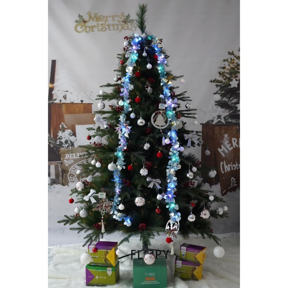 Set brad artificial de Craciun si elemente decorative, decorat cu conuri pin rosii, pentru interior/exterior, inaltime 210 cm, diametru 142 cm, 767 ramuri, Kadeny, verde, suport metalic inclus