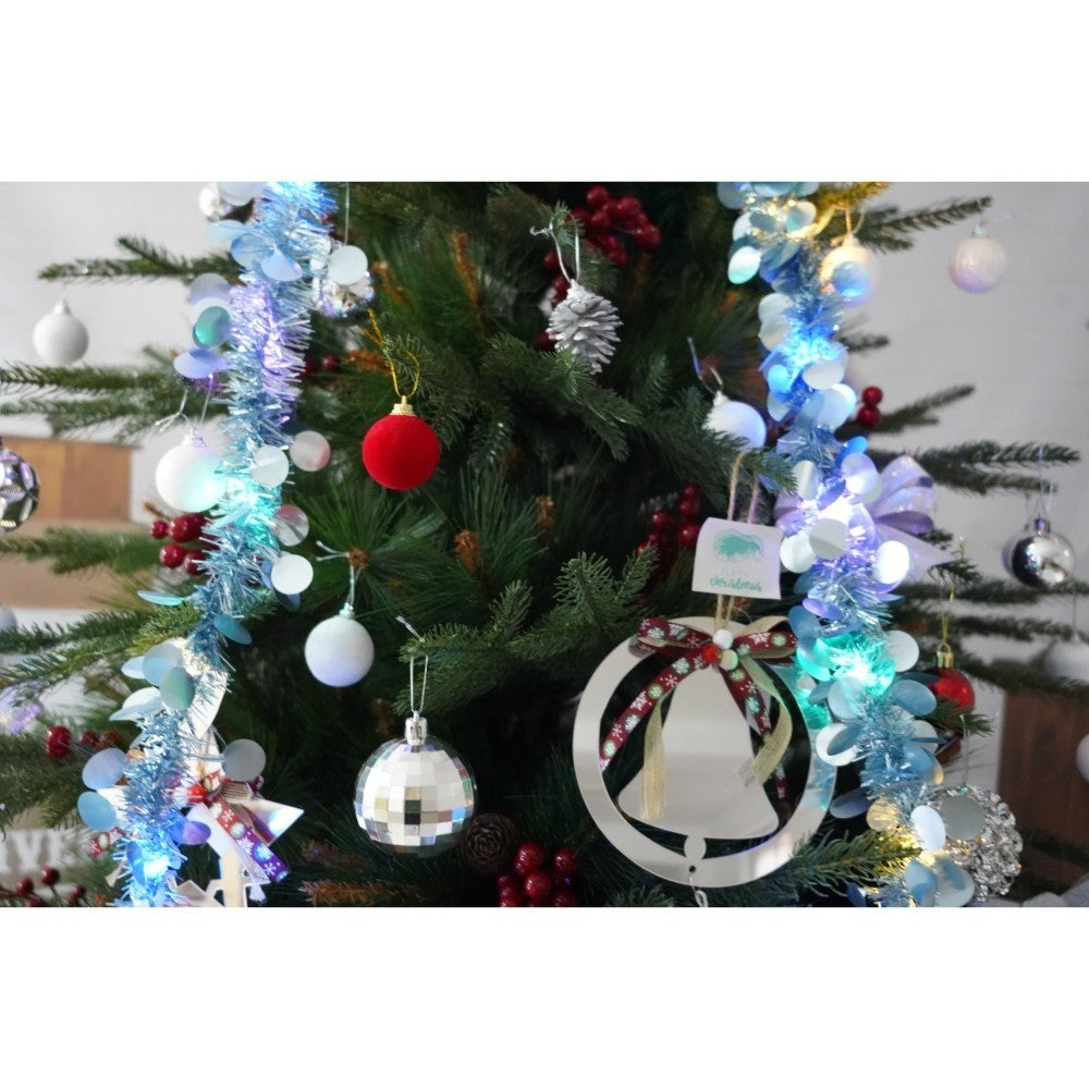 Set brad artificial de Craciun si elemente decorative, decorat cu conuri pin rosii, pentru interior/exterior, inaltime 210 cm, diametru 142 cm, 767 ramuri, Kadeny, verde, suport metalic inclus