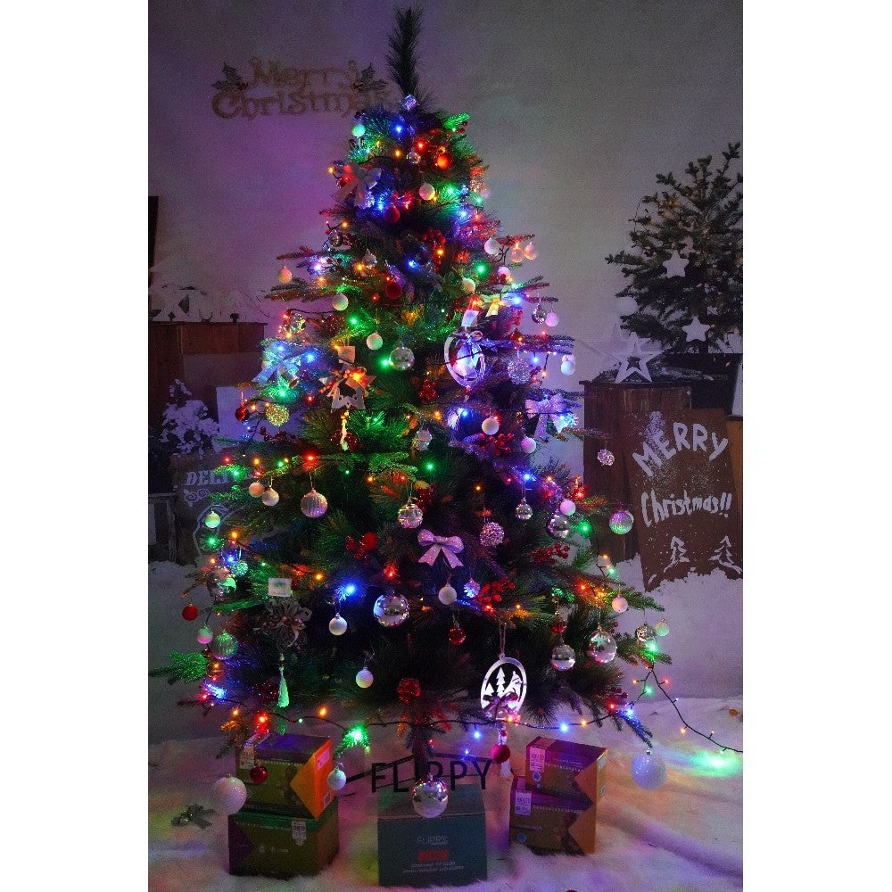 Set brad artificial de Craciun si elemente decorative, decorat cu conuri pin rosii, pentru interior/exterior, inaltime 210 cm, diametru 142 cm, 767 ramuri, Kadeny, verde, suport metalic inclus