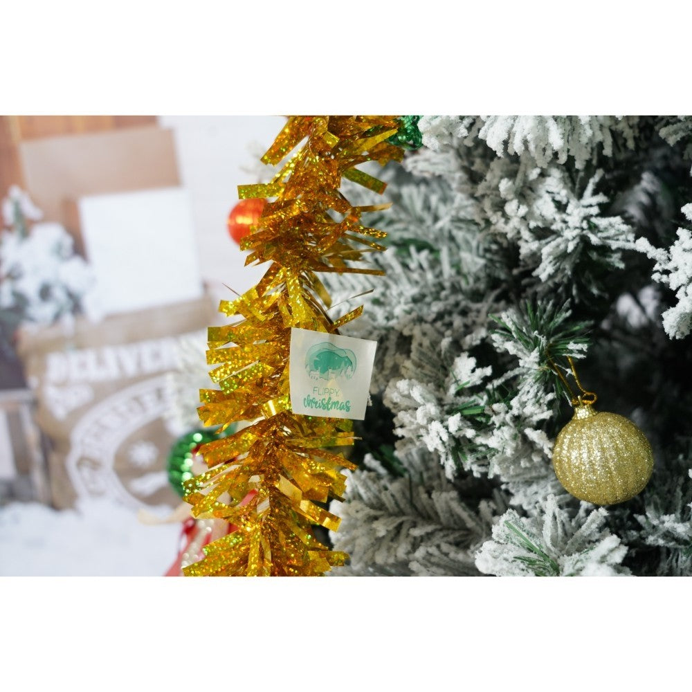 Set brad artificial de Craciun si elemente decorative, nins, decorat cu conuri pin, pentru interior/exterior, inaltime 210 cm, diametru 131 cm, 630 ramuri, Kadeny, alb/verde, suport metalic inclus