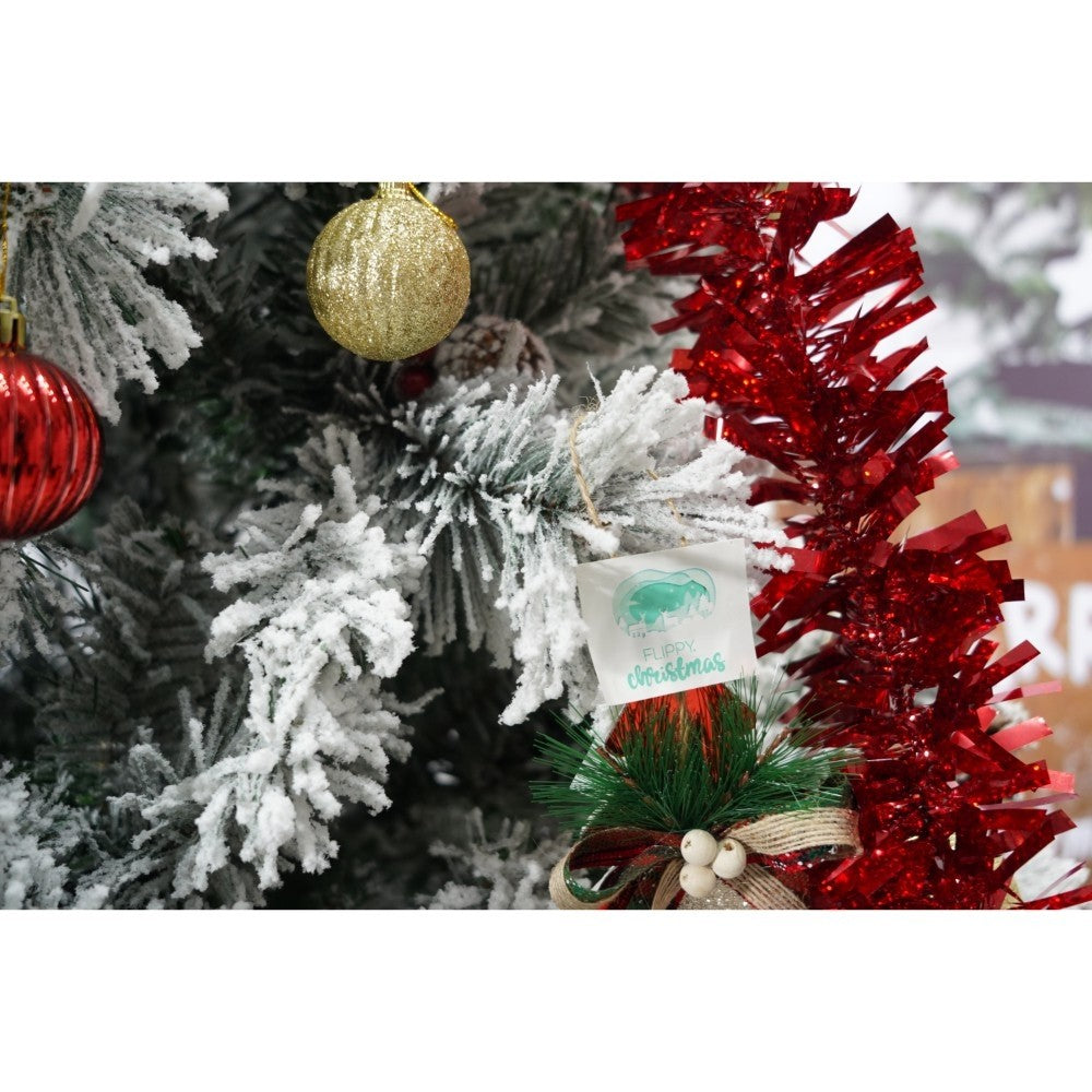 Set brad artificial de Craciun si elemente decorative, nins, decorat cu conuri pin, pentru interior/exterior, inaltime 210 cm, diametru 131 cm, 630 ramuri, Kadeny, alb/verde, suport metalic inclus