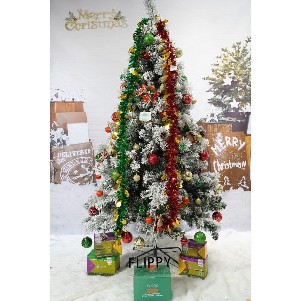 Set brad artificial de Craciun si elemente decorative, nins, decorat cu conuri pin, pentru interior/exterior, inaltime 210 cm, diametru 131 cm, 630 ramuri, Kadeny, alb/verde, suport metalic inclus