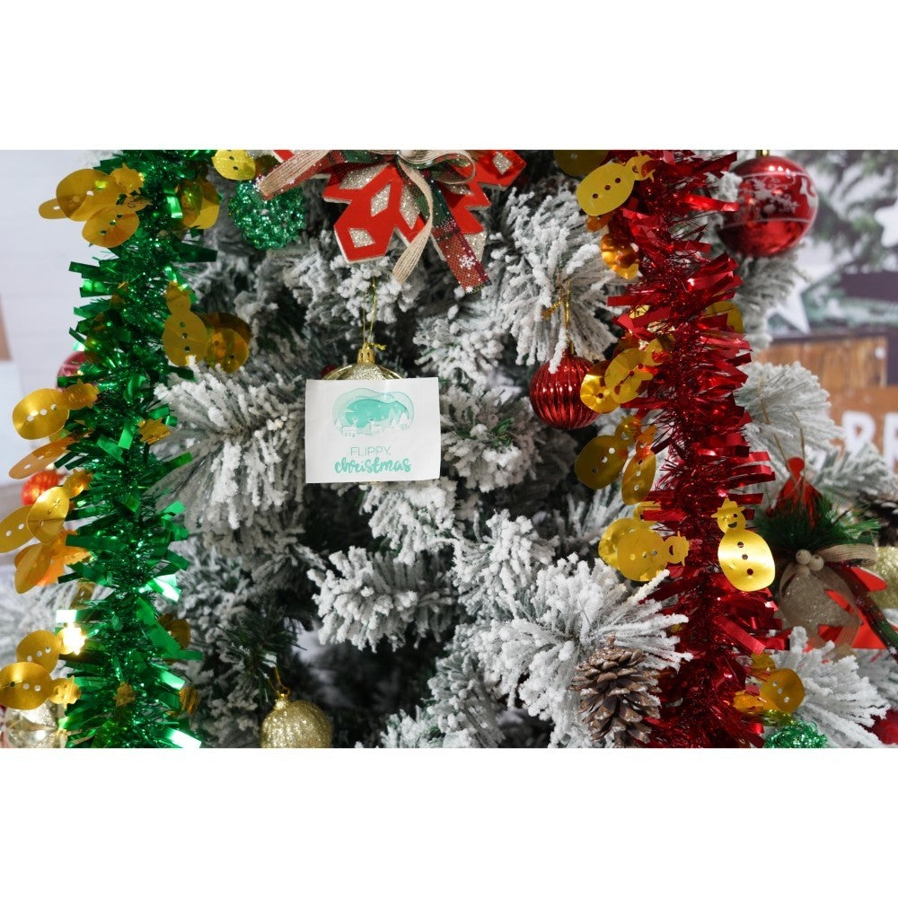 Set brad artificial de Craciun si elemente decorative, nins, decorat cu conuri pin, pentru interior/exterior, inaltime 210 cm, diametru 131 cm, 630 ramuri, Kadeny, alb/verde, suport metalic inclus