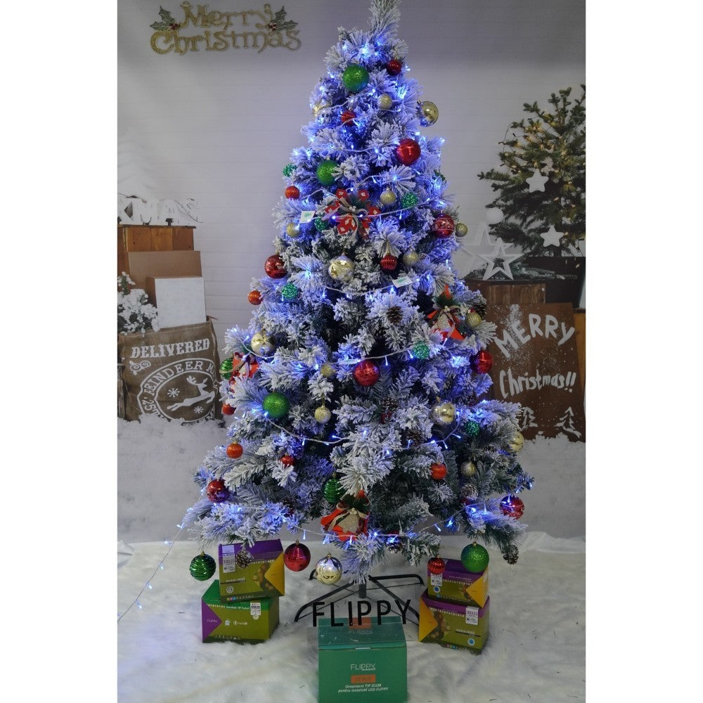 Set brad artificial de Craciun si elemente decorative, nins, decorat cu conuri pin, pentru interior/exterior, inaltime 210 cm, diametru 131 cm, 630 ramuri, Kadeny, alb/verde, suport metalic inclus