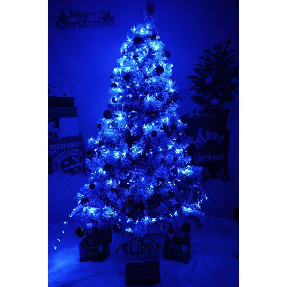 Set brad artificial de Craciun si elemente decorative, nins, decorat cu conuri pin, pentru interior/exterior, inaltime 210 cm, diametru 131 cm, 630 ramuri, Kadeny, alb/verde, suport metalic inclus