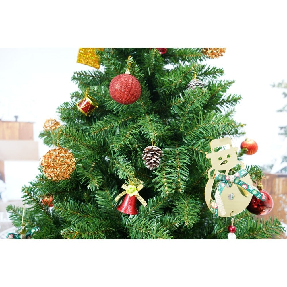 Set brad artificial de Craciun si elemente decorative, nins, decorat cu conuri pin, pentru interior/exterior, inaltime 210 cm, diametru 131 cm, 630 ramuri, Kadeny, alb/verde, suport metalic inclus