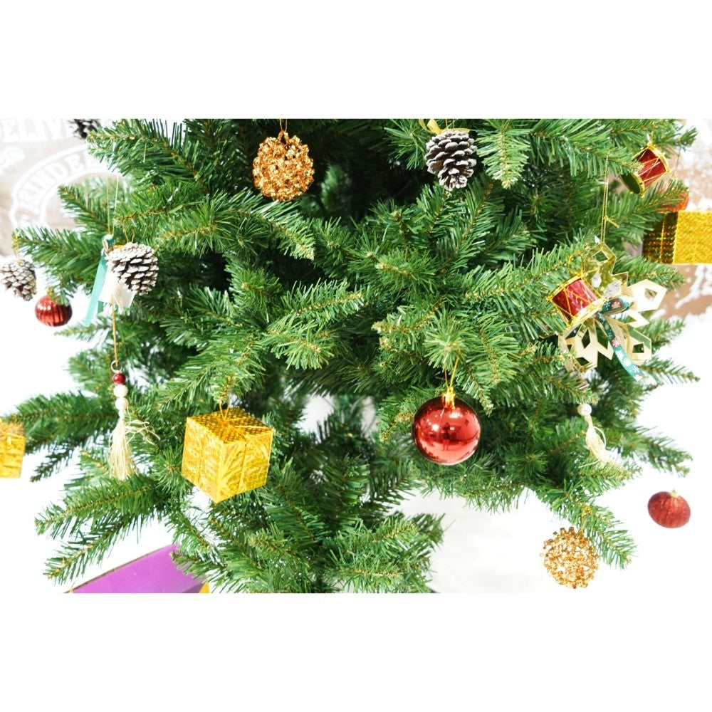 Set brad artificial de Craciun si elemente decorative, nins, decorat cu conuri pin, pentru interior/exterior, inaltime 210 cm, diametru 131 cm, 630 ramuri, Kadeny, alb/verde, suport metalic inclus