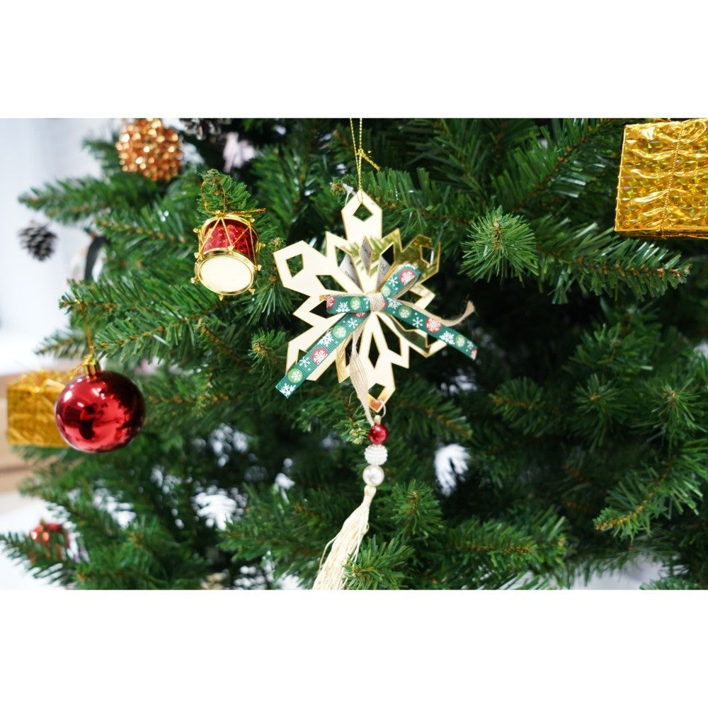 Set brad artificial de Craciun si elemente decorative, nins, decorat cu conuri pin, pentru interior/exterior, inaltime 210 cm, diametru 131 cm, 630 ramuri, Kadeny, alb/verde, suport metalic inclus