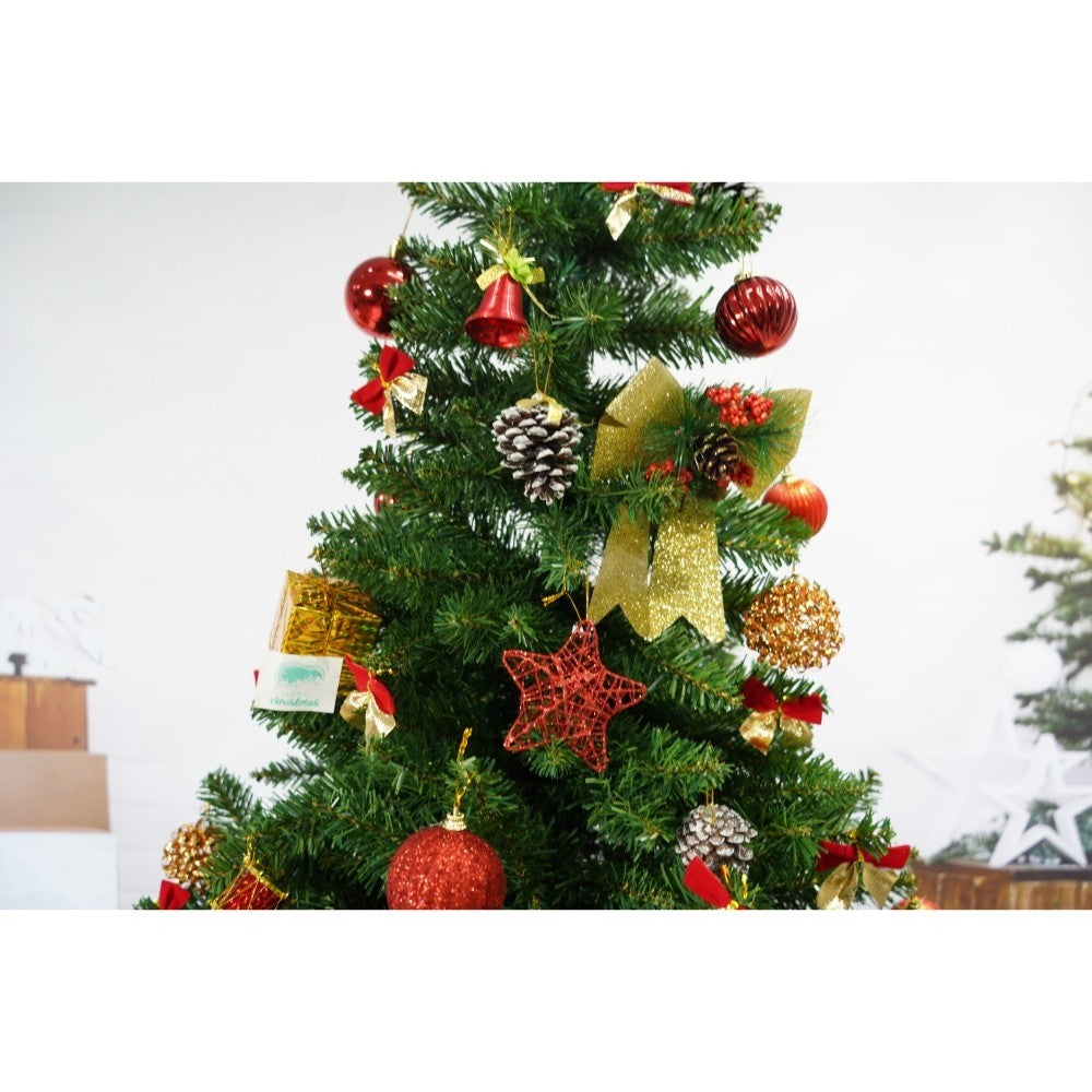 Set brad artificial de Craciun si elemente decorative, nins, decorat cu conuri pin, pentru interior/exterior, inaltime 210 cm, diametru 131 cm, 630 ramuri, Kadeny, alb/verde, suport metalic inclus