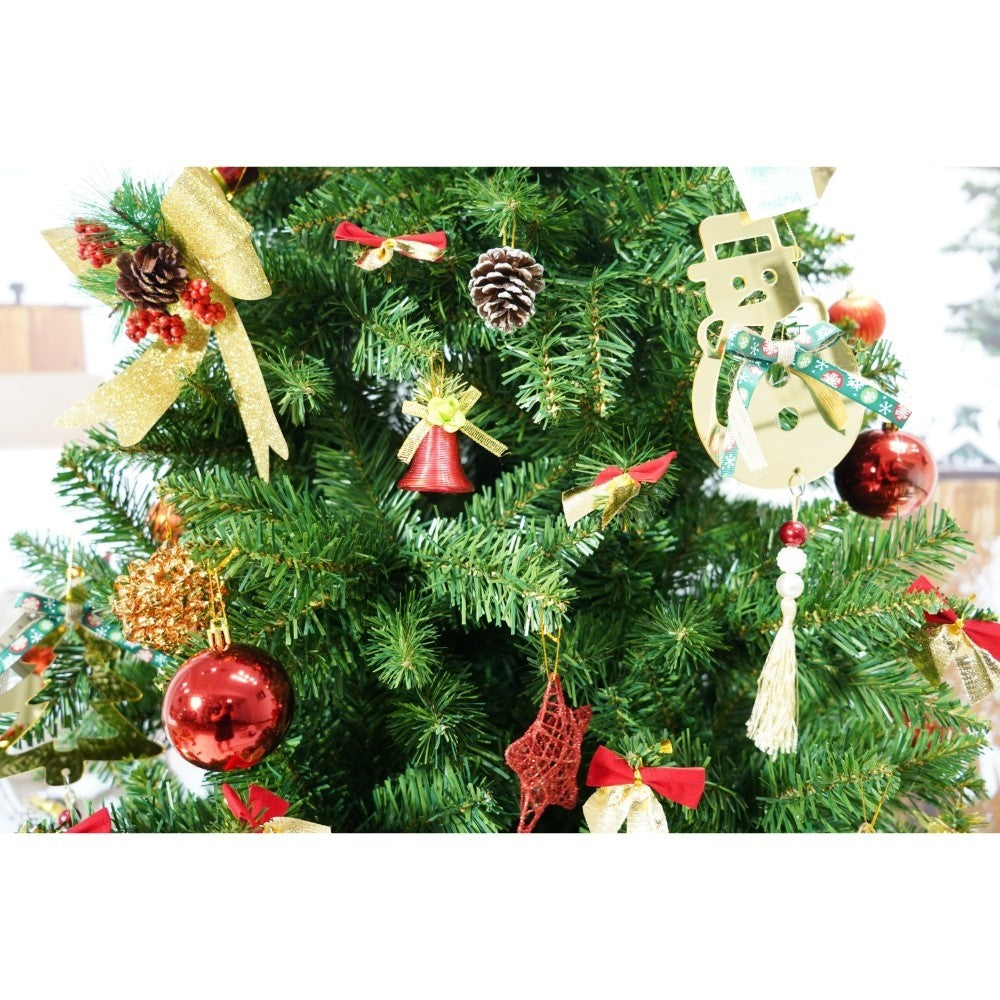 Set brad artificial de Craciun si elemente decorative, nins, decorat cu conuri pin, pentru interior/exterior, inaltime 210 cm, diametru 131 cm, 630 ramuri, Kadeny, alb/verde, suport metalic inclus