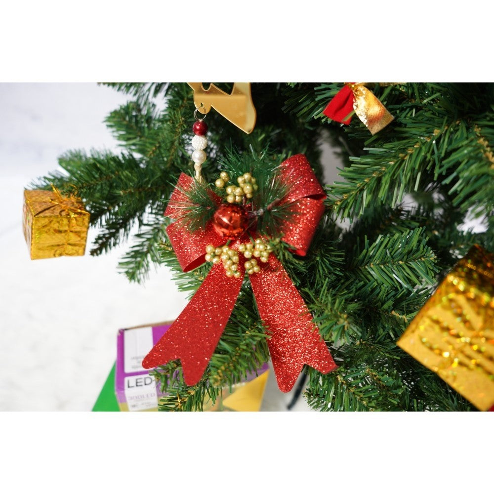 Set brad artificial de Craciun si elemente decorative, nins, decorat cu conuri pin, pentru interior/exterior, inaltime 210 cm, diametru 131 cm, 630 ramuri, Kadeny, alb/verde, suport metalic inclus