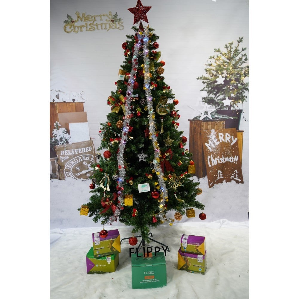 Set brad artificial de Craciun si elemente decorative, nins, decorat cu conuri pin, pentru interior/exterior, inaltime 210 cm, diametru 131 cm, 630 ramuri, Kadeny, alb/verde, suport metalic inclus