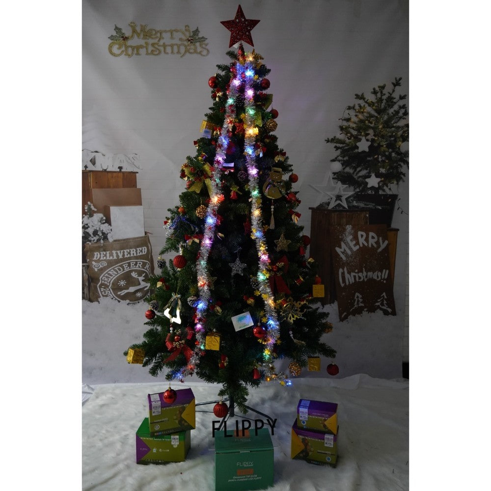 Set brad artificial de Craciun si elemente decorative, nins, decorat cu conuri pin, pentru interior/exterior, inaltime 210 cm, diametru 131 cm, 630 ramuri, Kadeny, alb/verde, suport metalic inclus