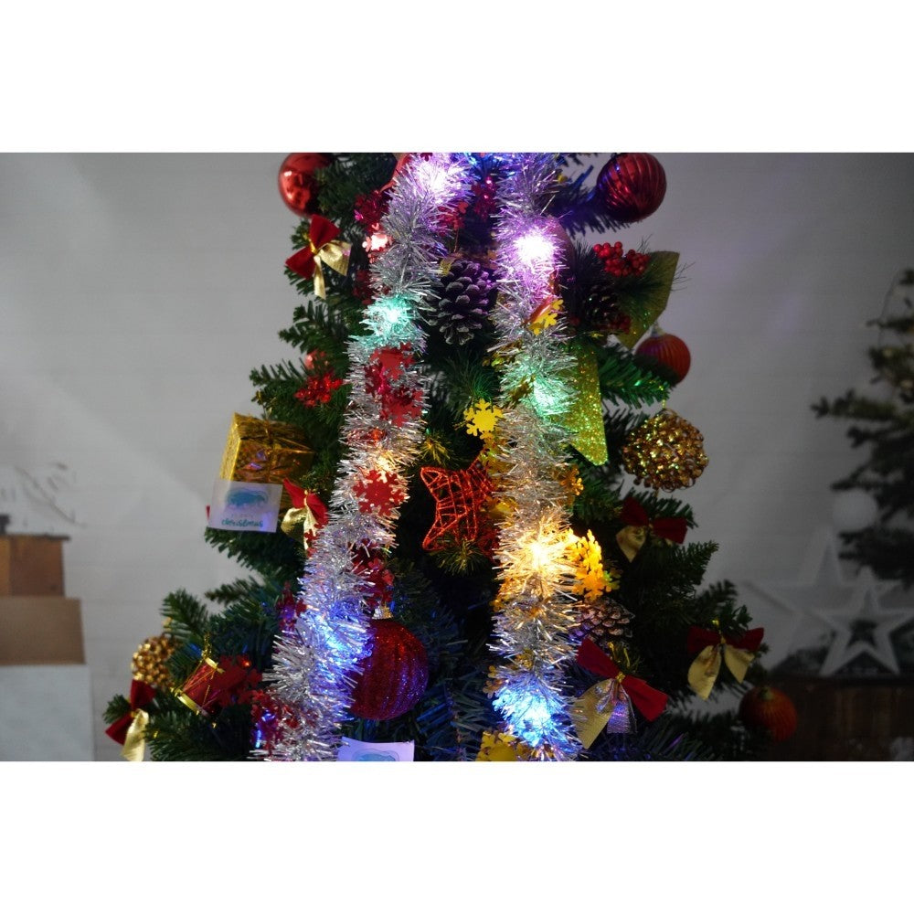 Set brad artificial de Craciun si elemente decorative, nins, decorat cu conuri pin, pentru interior/exterior, inaltime 210 cm, diametru 131 cm, 630 ramuri, Kadeny, alb/verde, suport metalic inclus