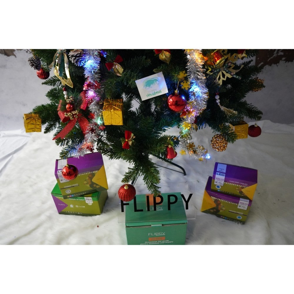 Set brad artificial de Craciun si elemente decorative, nins, decorat cu conuri pin, pentru interior/exterior, inaltime 210 cm, diametru 131 cm, 630 ramuri, Kadeny, alb/verde, suport metalic inclus