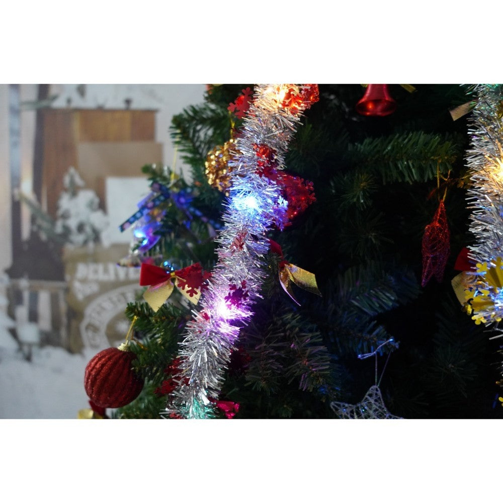 Set brad artificial de Craciun si elemente decorative, nins, decorat cu conuri pin, pentru interior/exterior, inaltime 210 cm, diametru 131 cm, 630 ramuri, Kadeny, alb/verde, suport metalic inclus