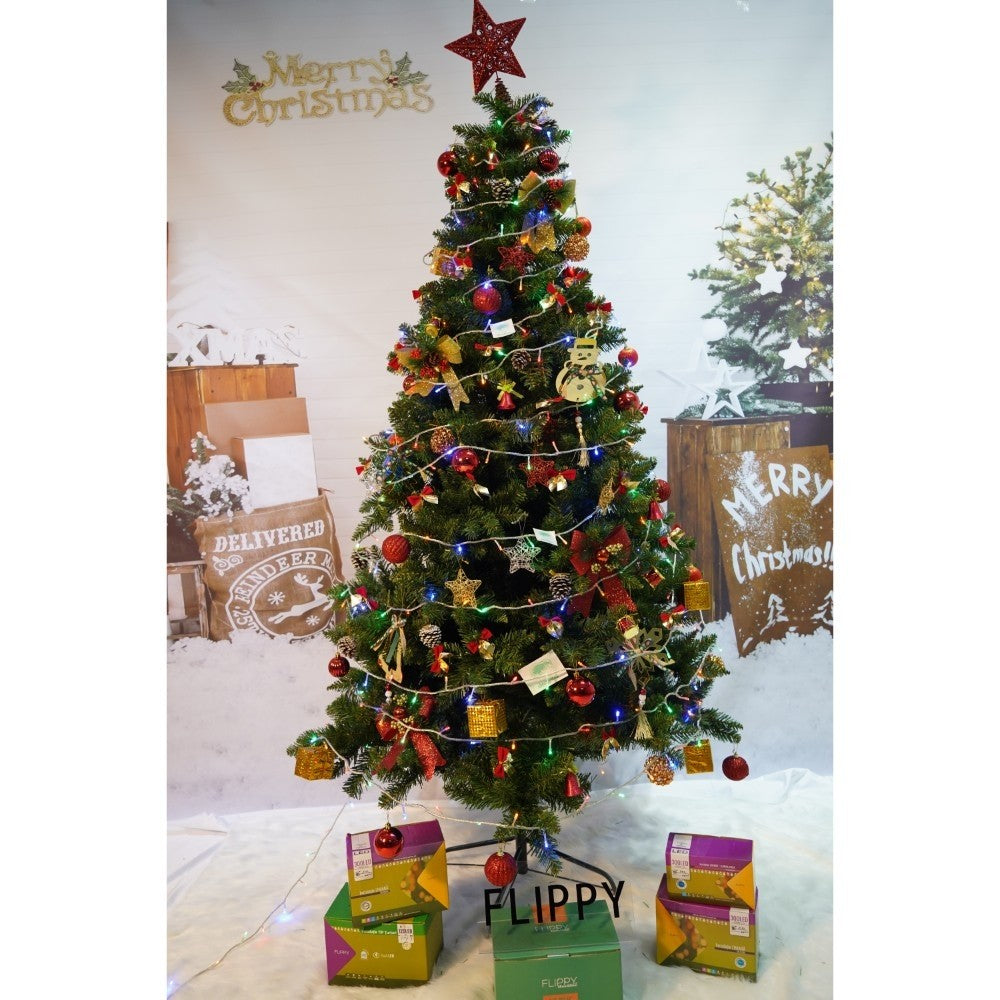 Set brad artificial de Craciun si elemente decorative, nins, decorat cu conuri pin, pentru interior/exterior, inaltime 210 cm, diametru 131 cm, 630 ramuri, Kadeny, alb/verde, suport metalic inclus