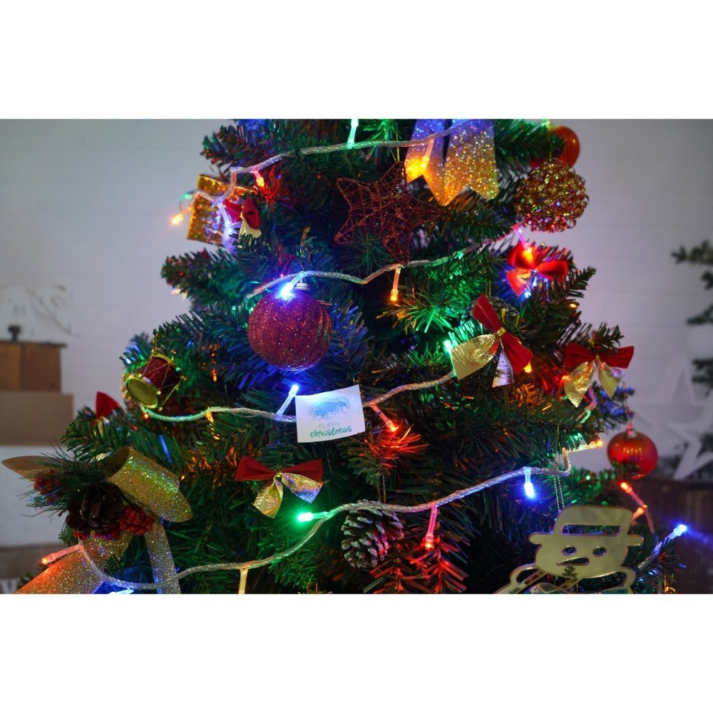 Set brad artificial de Craciun si elemente decorative, nins, decorat cu conuri pin, pentru interior/exterior, inaltime 210 cm, diametru 131 cm, 630 ramuri, Kadeny, alb/verde, suport metalic inclus