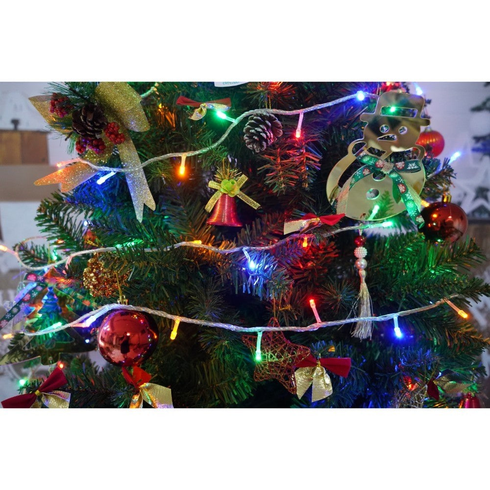 Set brad artificial de Craciun si elemente decorative, nins, decorat cu conuri pin, pentru interior/exterior, inaltime 210 cm, diametru 131 cm, 630 ramuri, Kadeny, alb/verde, suport metalic inclus