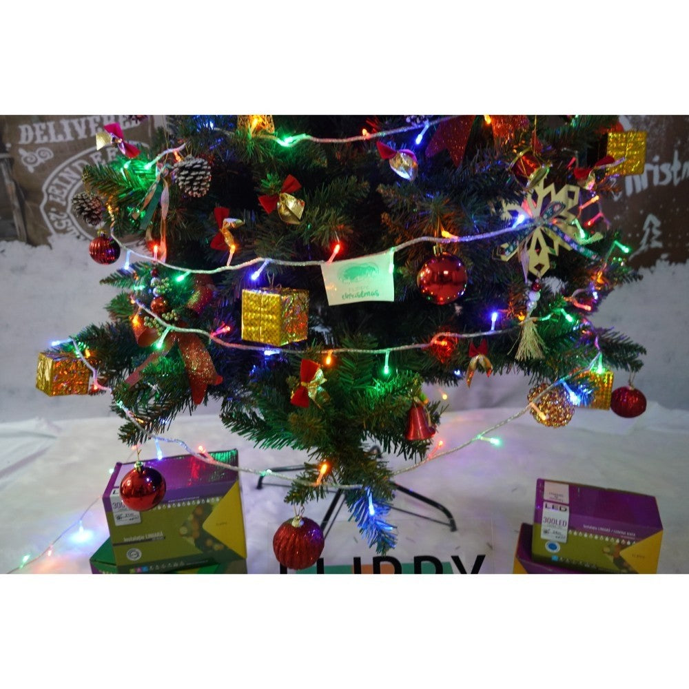 Set brad artificial de Craciun si elemente decorative, nins, decorat cu conuri pin, pentru interior/exterior, inaltime 210 cm, diametru 131 cm, 630 ramuri, Kadeny, alb/verde, suport metalic inclus