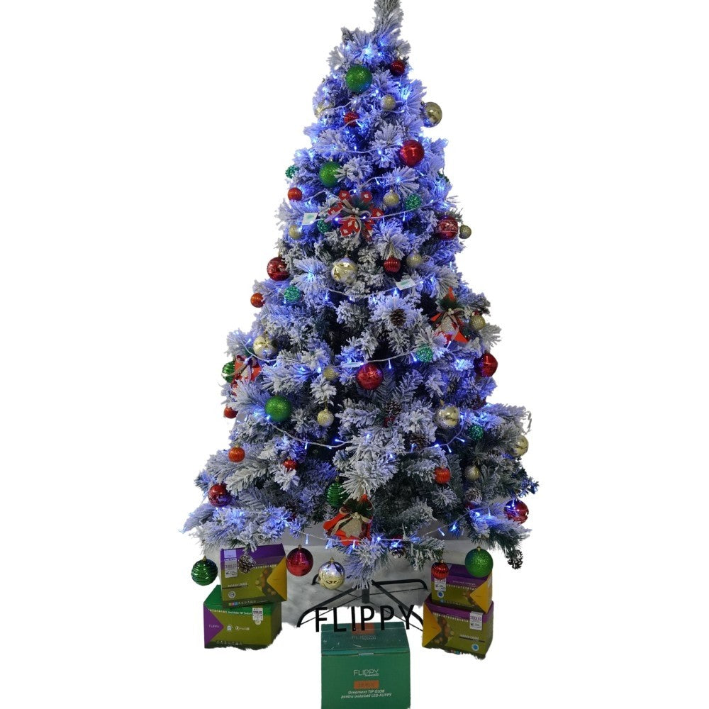 Set brad artificial de Craciun si elemente decorative, nins, decorat cu conuri pin, pentru interior/exterior, inaltime 210 cm, diametru 131 cm, 630 ramuri, Kadeny, alb/verde, suport metalic inclus