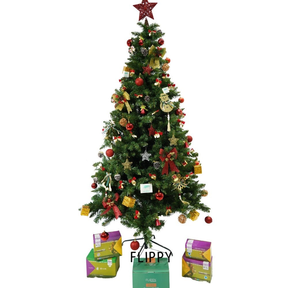 Set brad artificial de Craciun si elemente decorative, nins, decorat cu conuri pin, pentru interior/exterior, inaltime 210 cm, diametru 131 cm, 630 ramuri, Kadeny, alb/verde, suport metalic inclus