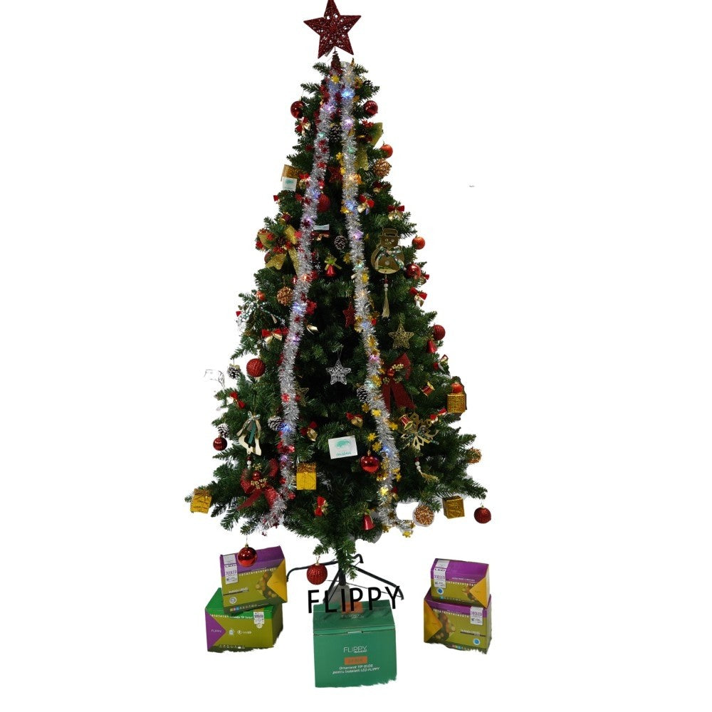 Set brad artificial de Craciun si elemente decorative, nins, decorat cu conuri pin, pentru interior/exterior, inaltime 210 cm, diametru 131 cm, 630 ramuri, Kadeny, alb/verde, suport metalic inclus