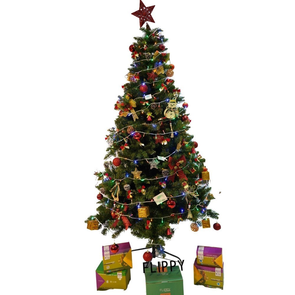 Set brad artificial de Craciun si elemente decorative, nins, decorat cu conuri pin, pentru interior/exterior, inaltime 210 cm, diametru 131 cm, 630 ramuri, Kadeny, alb/verde, suport metalic inclus