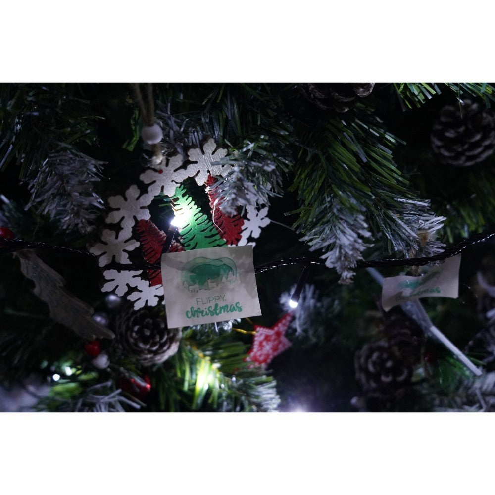 Set brad artificial de Craciun si elemente decorative, nins, decorat cu conuri pin, pentru perete/colt, inaltime 210 cm, diametru 149 cm, 1224 ramuri, Kadeny, verde, suport metalic inclus