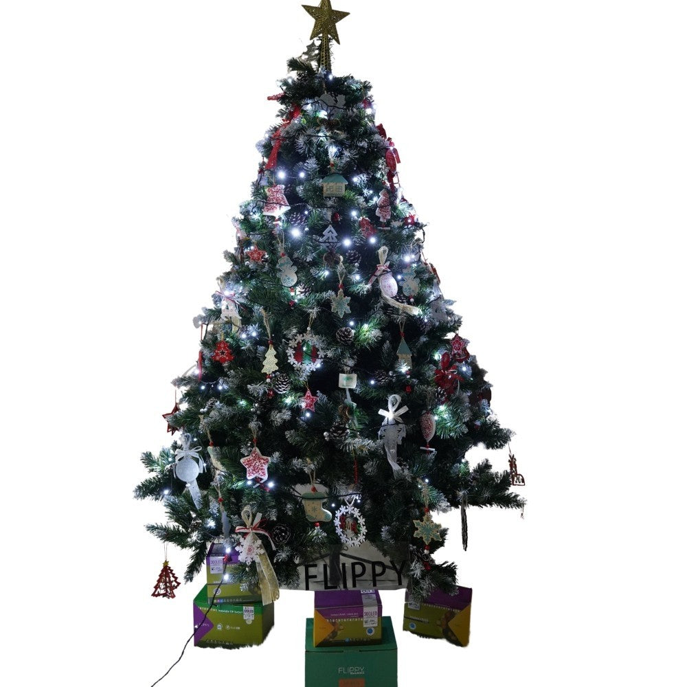 Set brad artificial de Craciun si elemente decorative, nins, decorat cu conuri pin, pentru perete/colt, inaltime 210 cm, diametru 149 cm, 1224 ramuri, Kadeny, verde, suport metalic inclus