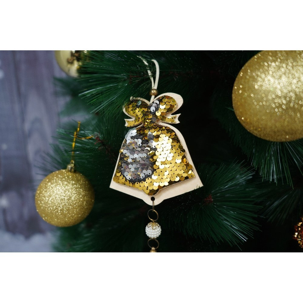 Set brad artificial de Craciun si elemente decorative tip pin, inaltime 210 cm, diametru 115 cm, 350 ramuri cu ace 3D 12 cm, Kadeny, verde, suport metalic inclus