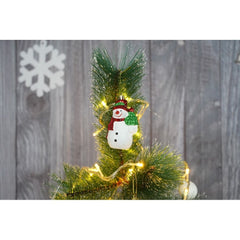 Set brad artificial de Craciun si elemente decorative tip pin inzapezit tip 1, inaltime 150 cm, diametru 85 cm, 160 ramuri cu ace 3D 12 cm, Kadeny, verde cu varfuri, ninse, suport metalic inclus