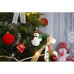 Set brad artificial de Craciun si elemente decorative tip pin inzapezit tip 1, inaltime 150 cm, diametru 85 cm, 160 ramuri cu ace 3D 12 cm, Kadeny, verde cu varfuri, ninse, suport metalic inclus