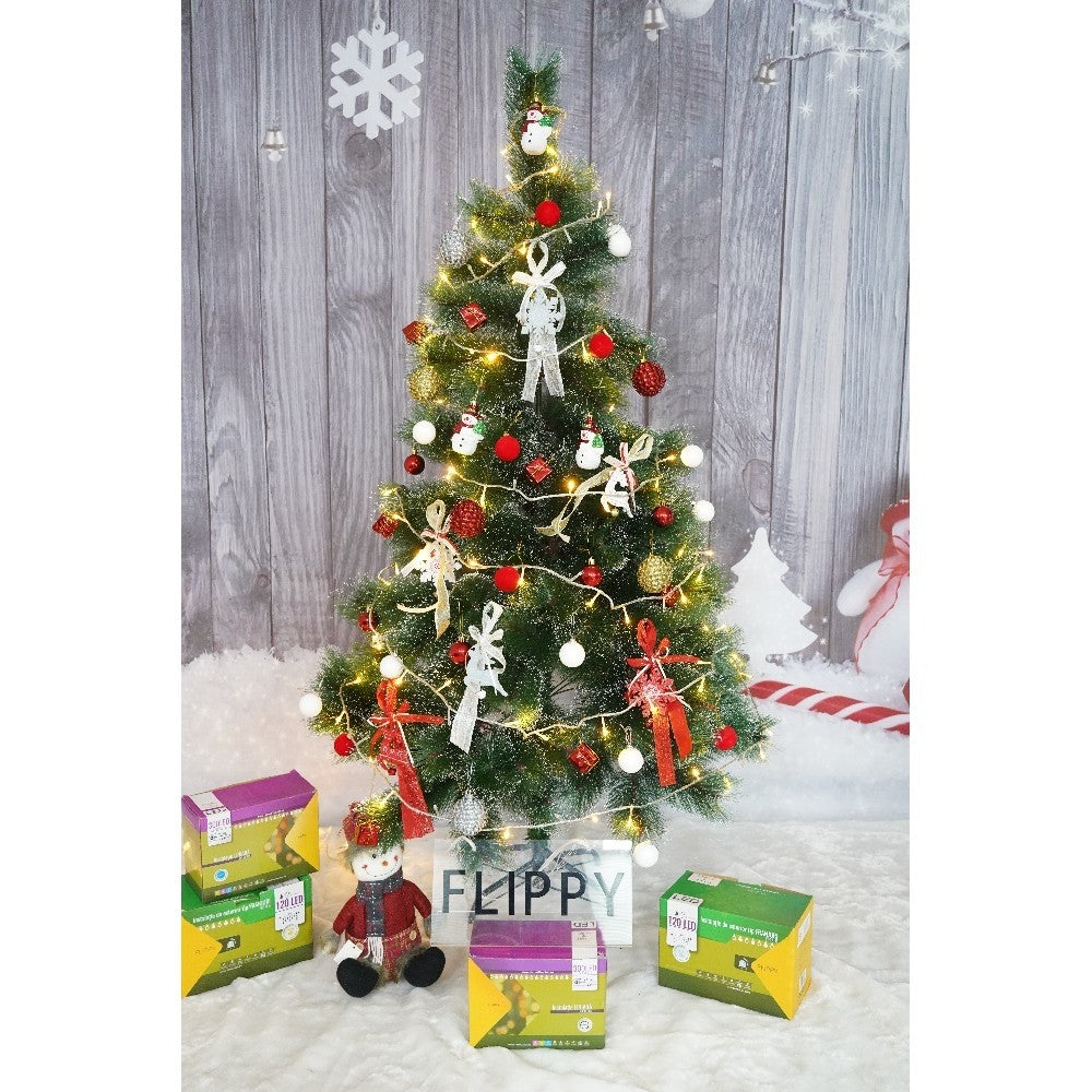 Set brad artificial de Craciun si elemente decorative tip pin inzapezit tip 1, inaltime 150 cm, diametru 85 cm, 160 ramuri cu ace 3D 12 cm, Kadeny, verde cu varfuri, ninse, suport metalic inclus