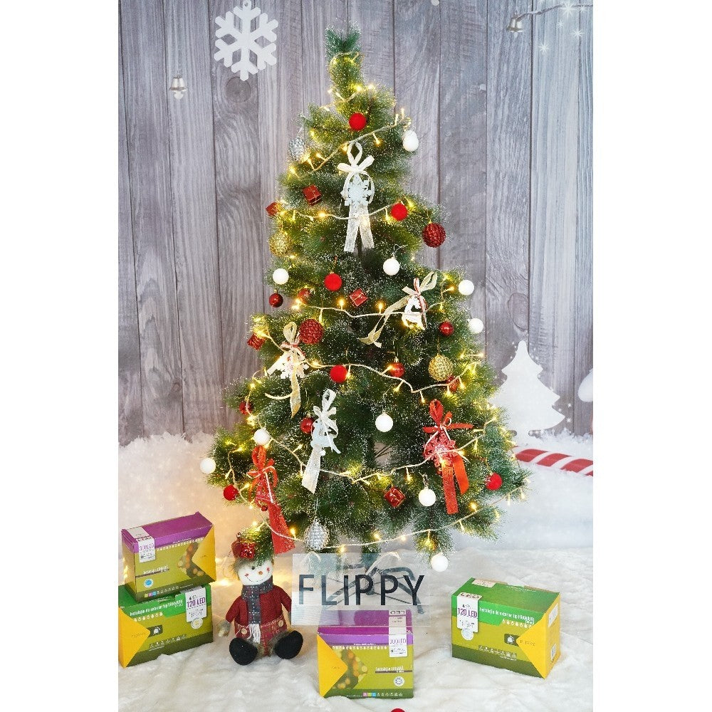 Set brad artificial de Craciun si elemente decorative tip pin inzapezit tip 2, inaltime 150 cm, diametru 85 cm, 160 ramuri cu ace 3D 12 cm, Kadeny, verde cu varfuri, ninse, suport metalic inclus