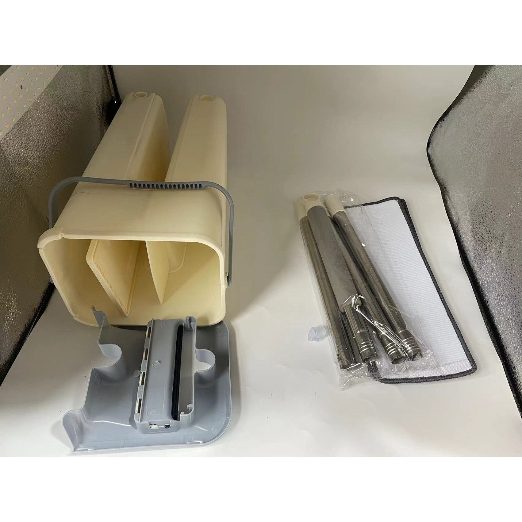 Set de curatenie Kaveny, mop si galeata, galeata 6 l, 2 rezerve microfibra incluse, design modern, pentru interior, material plastic, peri sintetici, plat, cu storcere, bej