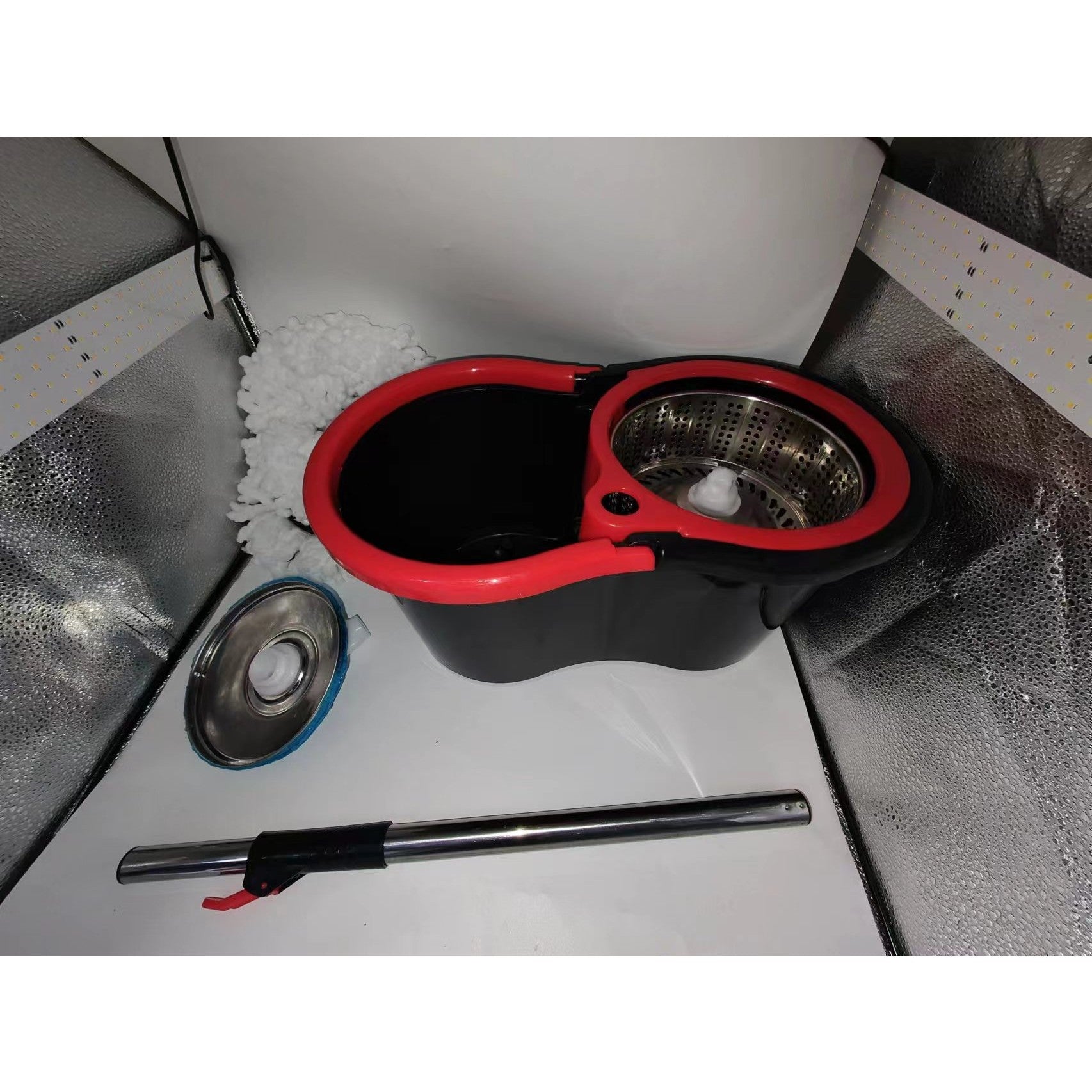 Set mop rotativ cu galeata Kaveny, material plastic si microfibra, rezistent, cu dop scurgere, vas detasabil, pentru interior, capacitate 8 l, negru/rosu