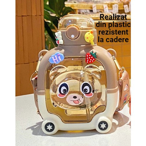 Sticla cu pai pentru copii, Kaveny, model ursulet, gradata, stickere aplicate, curea reglabila, din plastic rezistent la cadere, 1l, Maro, 20 x 13 cm